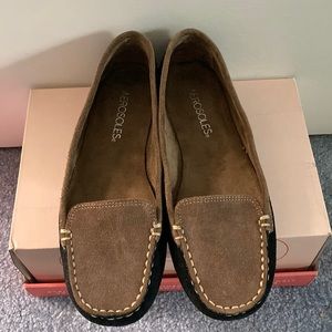 Aerosoles two tone Nu Day flats loafers size 6